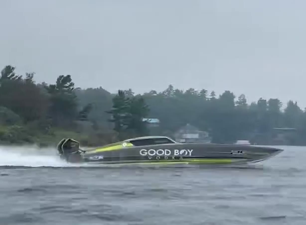 Good Boy Vodka 428 R Factory Stock raceboat running in the 1,000 Islands