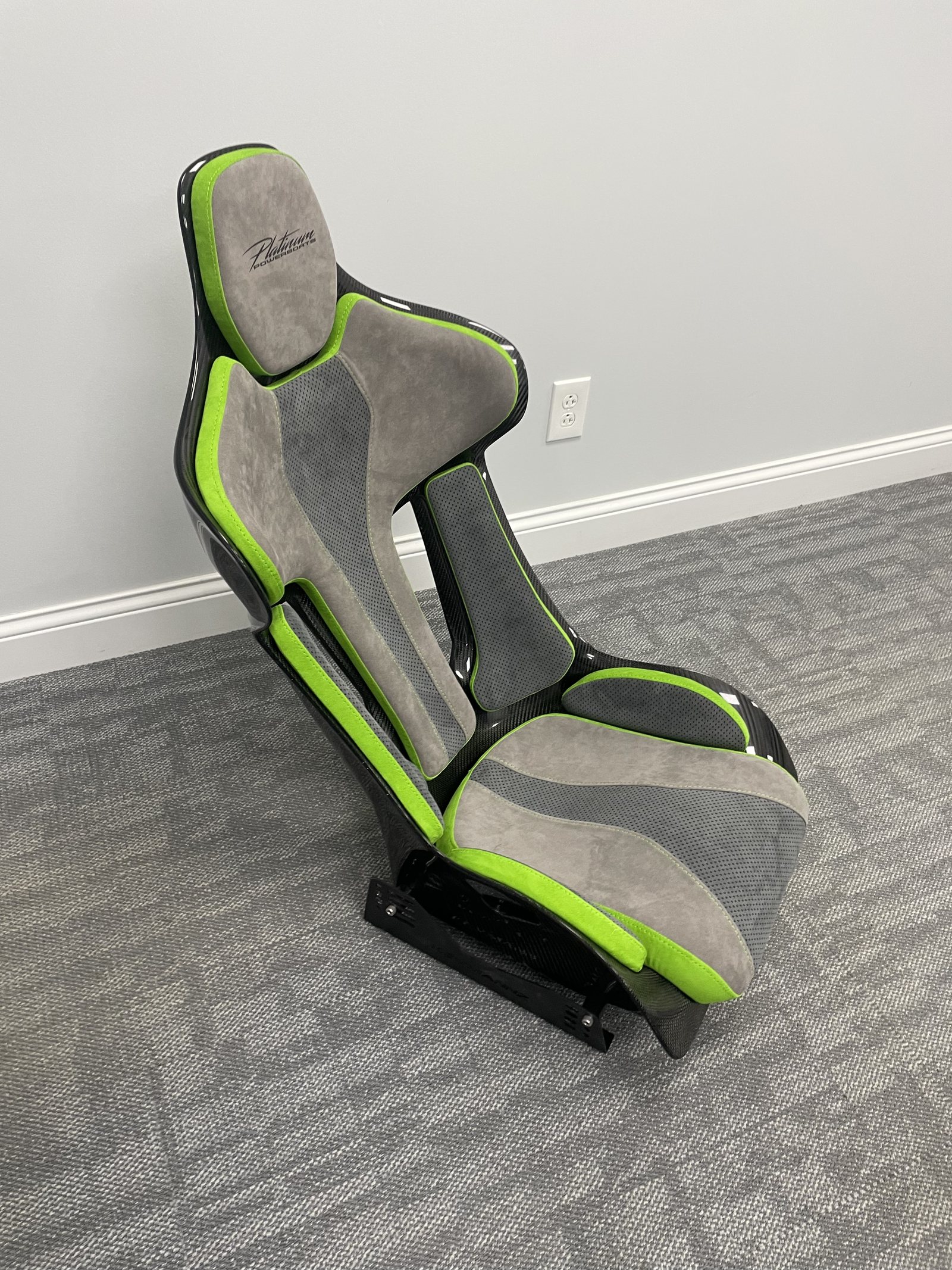 Side profile of a Platinum carbon-shell suspension seat